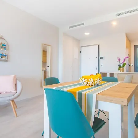 Waves - Relax In Costa Blanca * ベニドルム