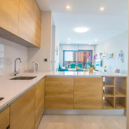 Waves - Relax In Costa Blanca ベニドルム